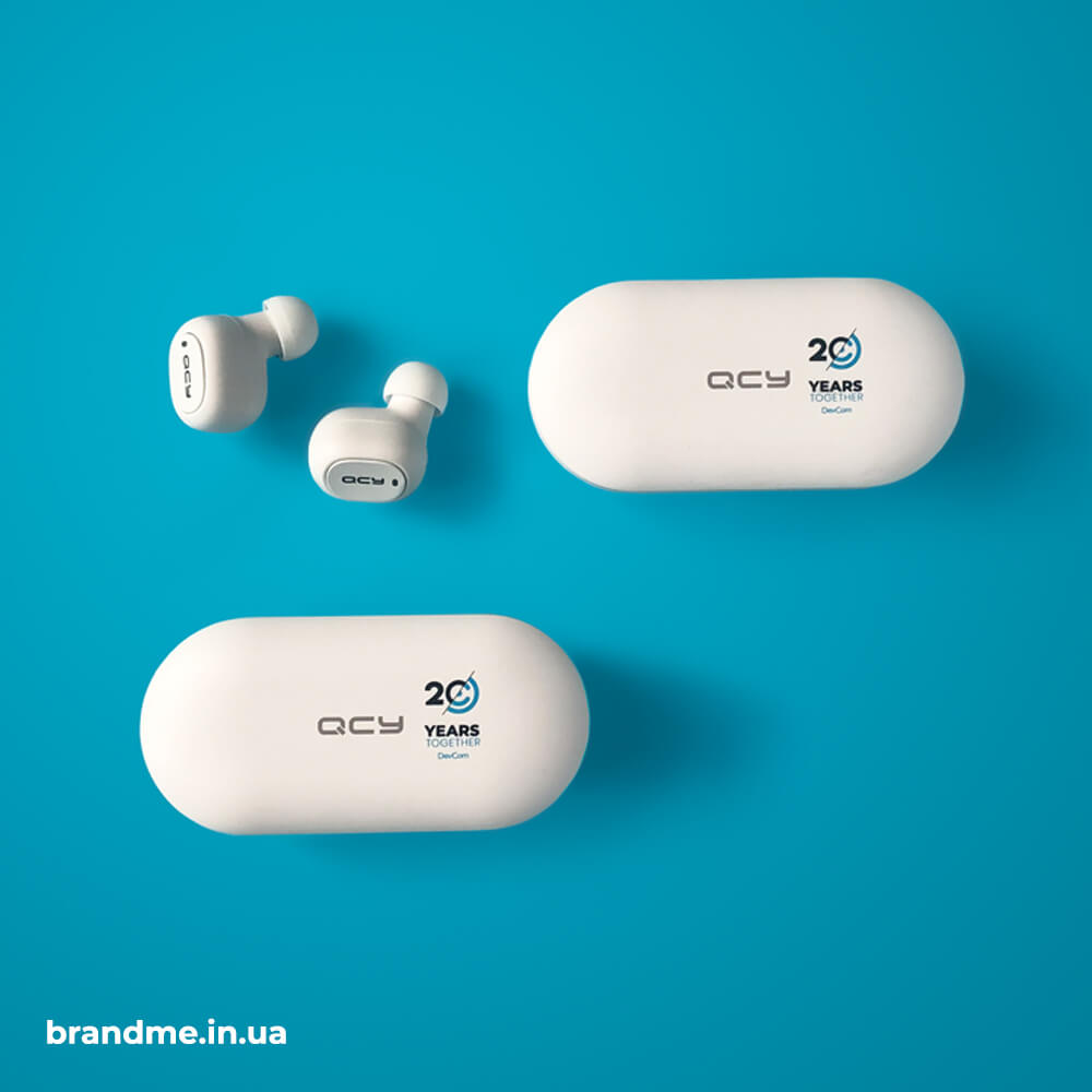 Бездротові навушники з логотипом на кейсі для компанії “DevCom”