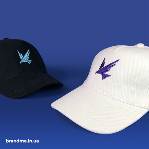 Вишивка логотипу на кепках для компанії 