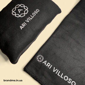 Вышивка логотипа на пледе ARI VILOSO