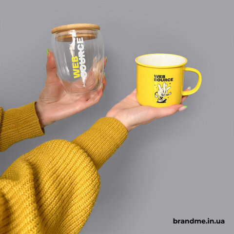 Керамічне та скляне горня з фірмовими елементами компанії Web Source