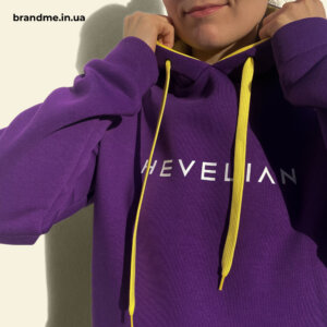 Индивидуальный пошив тощи с нанесением в корпоративных цветах компании Hevelian