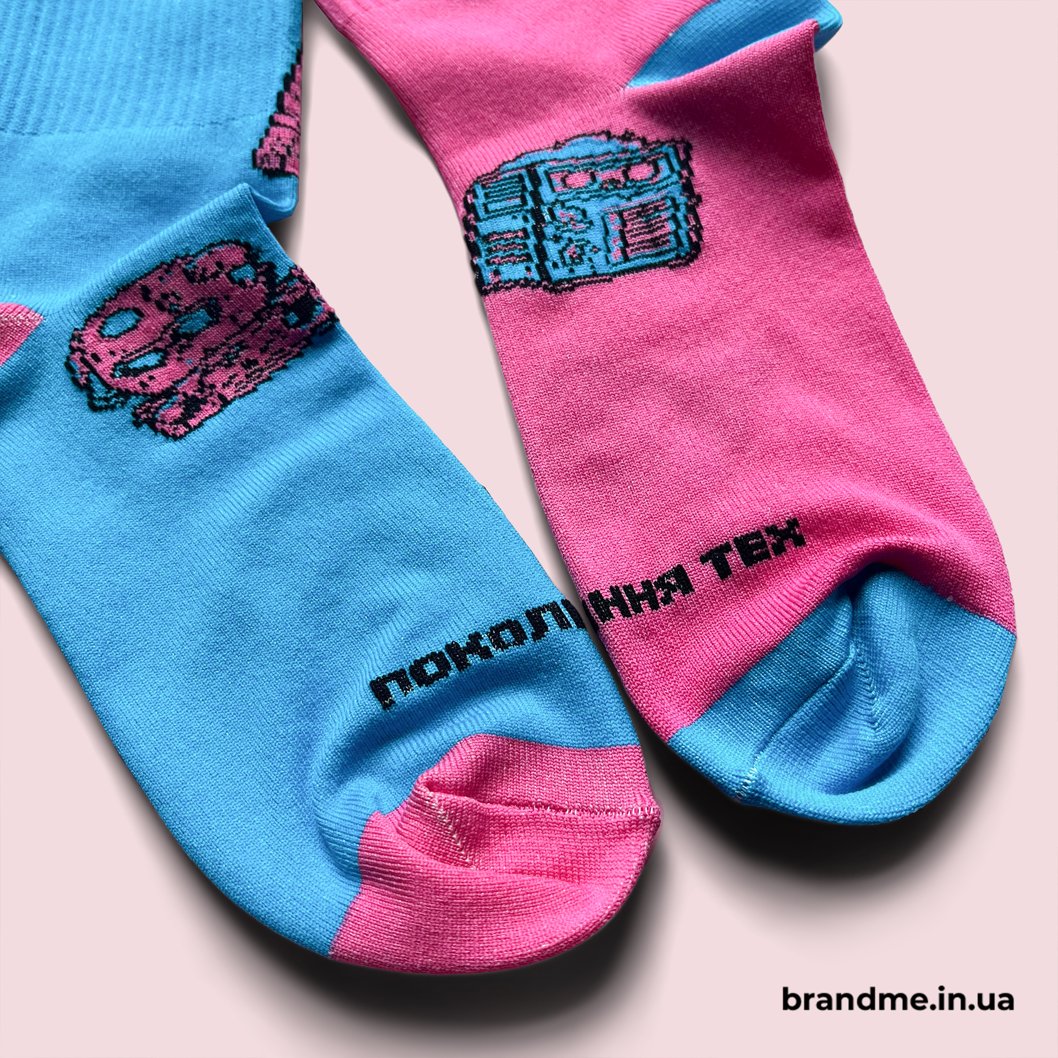 Спортивні шкарпетки з яскравим макетом для Softserve