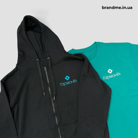 Корпоративная одежда в фирменных цветах компании Гармония