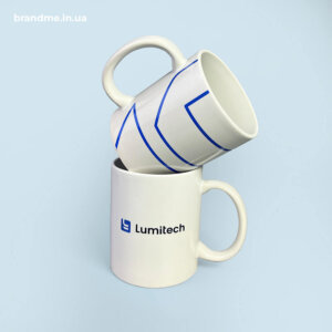Стильные белые чашки с логотипом Lumitech, идеальные для корпоративных подарков