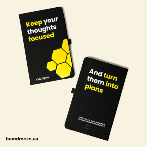 Чорні блокноти з яскравими написами