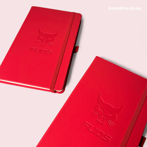 Червоні блокноти з тисненням логотипу FUDS на обкладинці