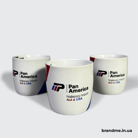 Три білі чашки з логотипом Pan America та червоно-синім графічним елементом