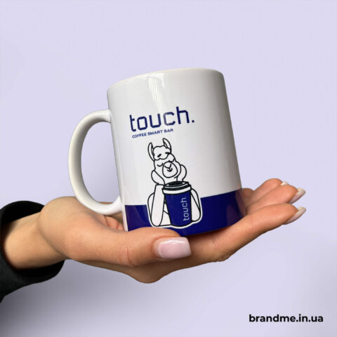 Брендированная чашка Touch для стильных кофейных моментов. Фото 1 | BRANDME Белая чашка Touch с синим логотипом – удобный и современный аксессуар