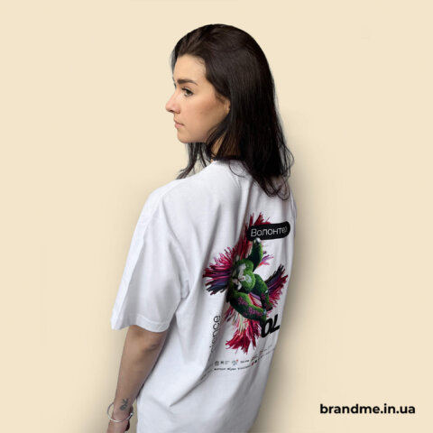 Атмосфера свободи та яскравого самовираження у футболці з дизайнерським друком