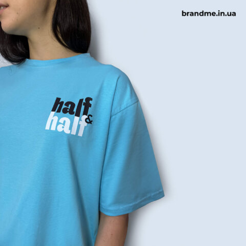 Сміливий акцент у мінімалістичному образі завдяки друку на футболці