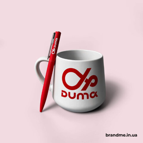 Стильная белая чашка с логотипом Duma и яркой красной ручкой