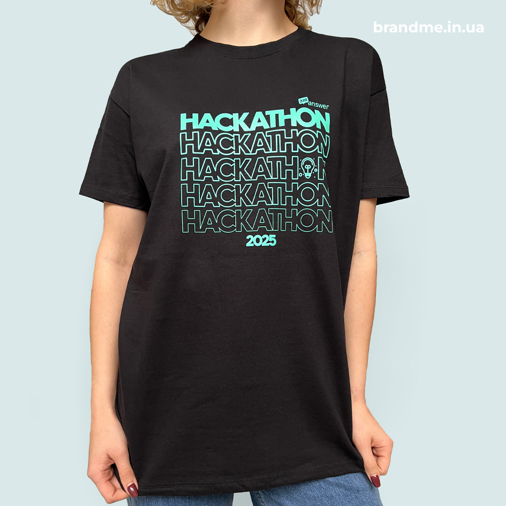 Чорна футболка з написом Hackathon для івенту Just Answer