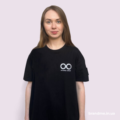 Футболка з брендуванням Octopus Group — приклад мінімалістичного мерчу для команди