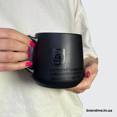 Брендована чорна кружка