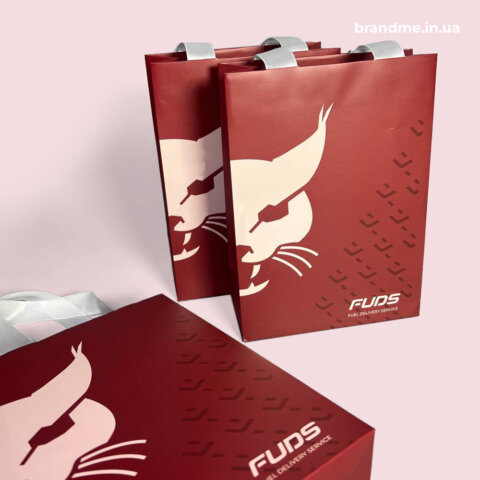Брендовані подарункові пакети в корпоративному стилі