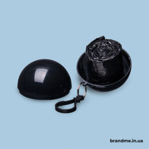 Черный брелок с дождевиком внутри – удобный формат для брендирования и нанесения логотипа