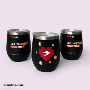 Черные термочашки с ярким пиксельным принтом Let's do it together и оригинальными элементами
