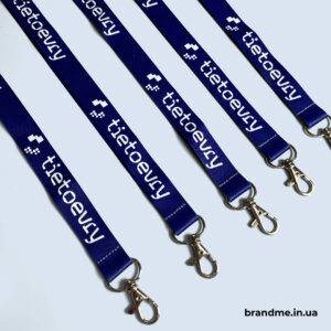 Синие шнурки для бейджей с логотипом Tietoevry и металлическими карабинами.