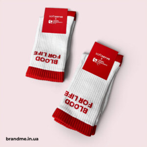 Шкарпетки SoftServe BLOOD FOR LIFE – яскравий корпоративний мерч із сенсом Біло-червоні шкарпетки SoftServe з соціальним меседжем
