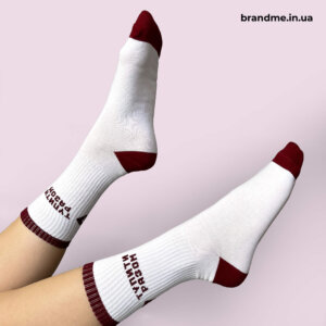 Брендовані шкарпетки з написом «Тупити разом» Стильні корпоративні шкарпетки у білому кольорі з бордовим акцентом