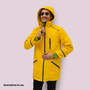 Мужчина в желтом дождевике с капюшоном – стильный плащ с возможностью нанесения логотипа.