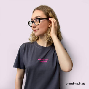 Фірмова футболка з друком Сіра футболка з рожевим логотипом OPEN EYES DRIVER