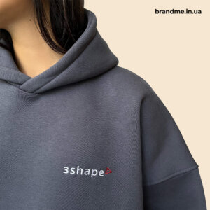Серое худи 3shape — стиль, работающий на бренд Корпоративное худи в сером цвете с брендингом.