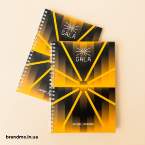 Блокноты GALA с яркой обложкой и персональным дизайном Два брендированных блокнота GALA на пружине с желто-черной геометрической обложкой
