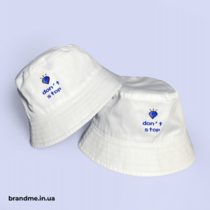 Белые панамы с индивидуальной вышивкой Стильные белые панамы с вышивкой – это современный аксессуар, прекрасно подчеркивающий айдентику бренда