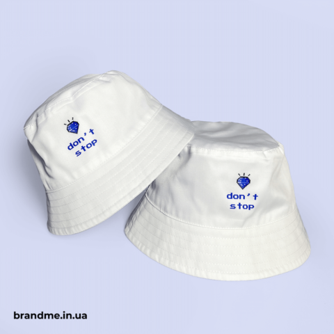 Стильні білі панами з друком — це сучасний аксесуар, який чудово підкреслює айдентику бренду