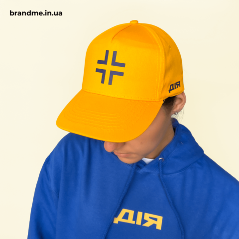 Жовта кепка та синє худі з логотипом ДІЯ