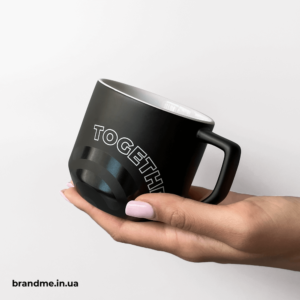 Матова чорна чашка з нанесенням білого напису «TOGETHER» Брендована чашка з логотипом — стиль і корпоративна айдентика в кожній деталі