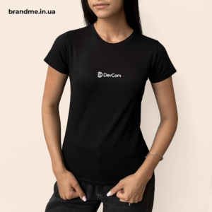 Чорна футболка з білим логотипом DevCom на грудях — приклад якісного корпоративного друку. Фірмова футболка DevCom із логотипом — мінімалізм, який працює на бренд