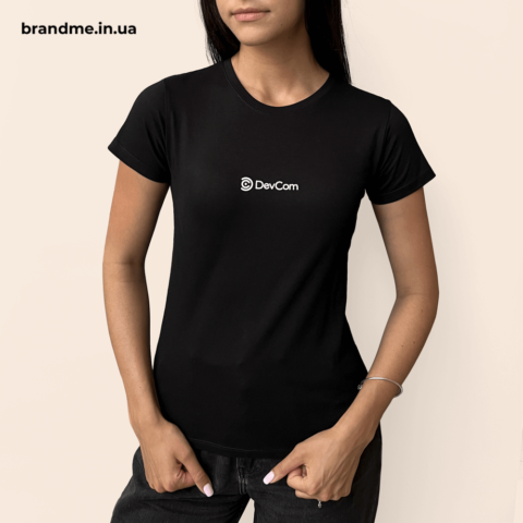 Друк на футболках DevCom із логотипом — мінімалізм, який працює на бренд