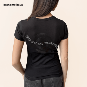 Футболка DevCom із принтом на спині — стильна айдентика для команди Чорна футболка з написом на спині — приклад корпоративного друку для бренду DevCom