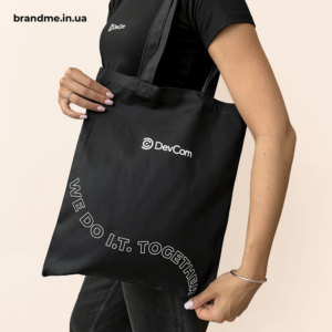 Корпоративна еко-сумка DevCom з брендуванням — стильний та практичний мерч Брендована еко-сумка DevCom з фірмовим логотипом та написом