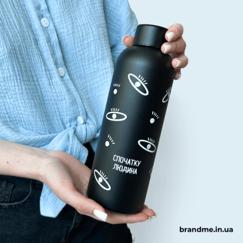 Чорна металева пляшка з білим мінімалістичним принтом та друком по колу