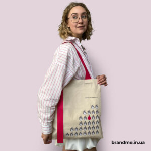 Брендований шопер із унікальним дизайном — стиль та індивідуальність для вашої команди Бежевий шопер із яскравими рожевими ручками та принтом “Сила спільноти”