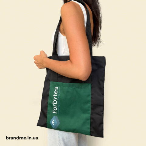 Чорний шопер Forbytes з зеленою кишенею та брендованим принтом