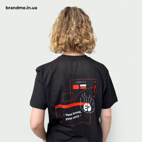 Друк на футболках з оригінальним червоно-білим принтом на спині