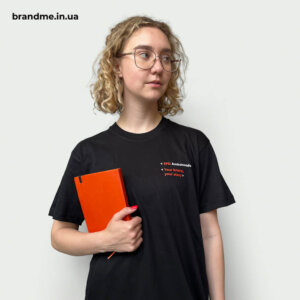 Брендована футболка з індивідуальною айдентикою Чорна футболка з логотипом та написом «Your brand, your story» на грудях