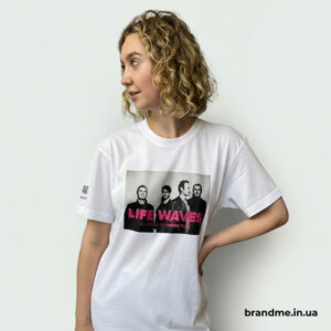 Футболка з повнокольоровим друком Life Waves Біла футболка з яскравим принтом та фото музичного гурту