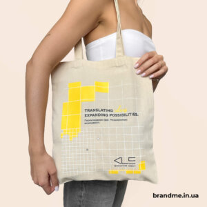Шопер с индивидуальной печатью для ALC – брендированный текстиль на заказ Бежевый шопер ALC с геометрическим желтым принтом и корпоративным дизайном