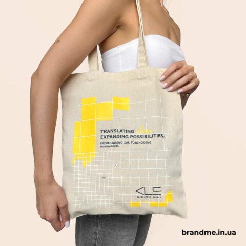 Шопер з індивідуальним друком для ALC — брендований текстиль на замовлення. Фото 5 | BRANDME Бежевий шопер ALC з геометричним жовтим принтом і корпоративним дизайном