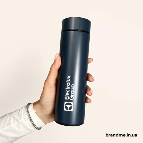 Брендований термос Electrolux Group у стриманому дизайні з акуратним логотипом