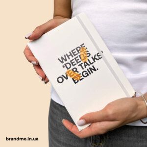 Стильный брендированный блокнот с мотивационным дизайном Белый премиальный блокнот с мотивационным принтом в современном минималистическом стиле