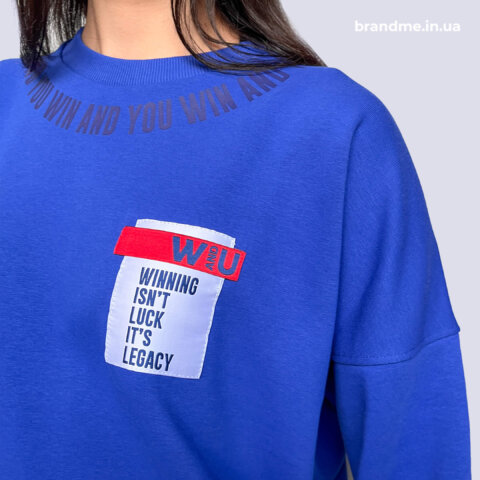 Синій світшот із друком по коміру та пришитою нашивкою з текстовим дизайном