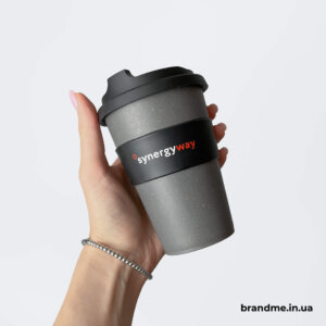 Эко-чашка с логотипом Synergyway – современный бренд в ежедневном формате Эко-чашка Synergyway с лаконичным брендированием и матовой поверхностью