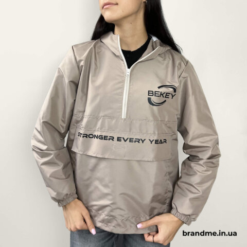 Анорак світлого кольору з нанесеним логотипом BEKEY та слоганом Stronger Every Year