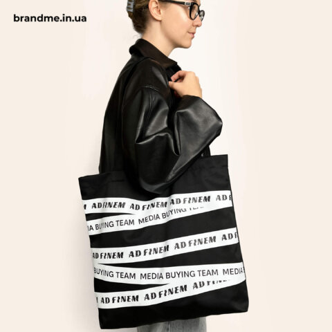 Друк на шоперах для брендів — текстильний мерч з характером. Фото 6 | BRANDME Шопер з контрастним графічним принтом для команд і креативних проєктів